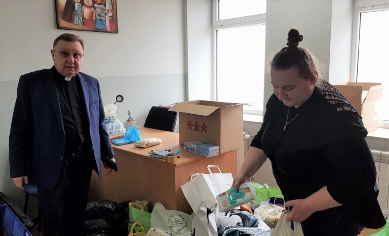 Pomagamy Ukrainie_ ks. Jacek Stasiak podczas zbiórki