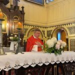 Ksiądz Jacek Stasiak podczas odprawiania nabożeństwa w kościele św. Stanisława Kostki