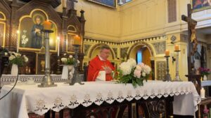 Ksiądz Jacek Stasiak podczas odprawiania nabożeństwa w kościele św. Stanisława Kostki