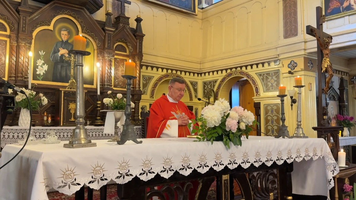 Ksiądz Jacek Stasiak podczas odprawiania nabożeństwa w kościele św. Stanisława Kostki