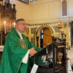 Ksiądz Jacek Stasiak wygłasza kazanie