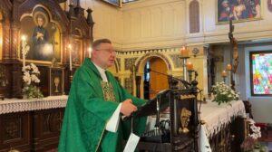 Ksiądz Jacek Stasiak wygłasza kazanie