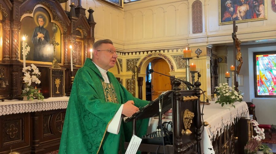 Ksiądz Jacek Stasiak wygłasza kazanie
